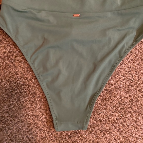 Bikini Set - Picture 6 of 8